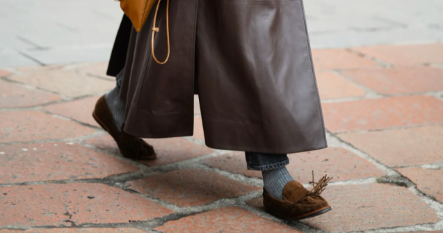 Hnědé mokasíny a džíny. Elegantní kombinace na jarní sezónu