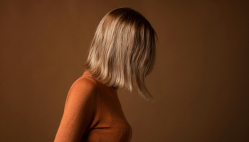 Přirozenost vítězí: Lob, jemné melíry a vlasy, které působí luxusně