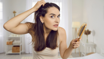 Kouty ve vlasech netrápí jen muže. Proč se objevují i u mladých žen a co s tím dělat