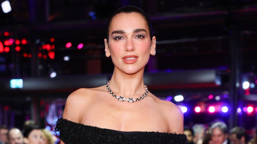 Královna červeného koberce? Dua Lipa na Berlinale předvedla dokonalý glamour moment a zároveň se stala tváří ikonického domu