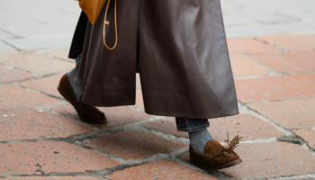 Hnědé mokasíny a džíny. Elegantní kombinace na jarní sezónu