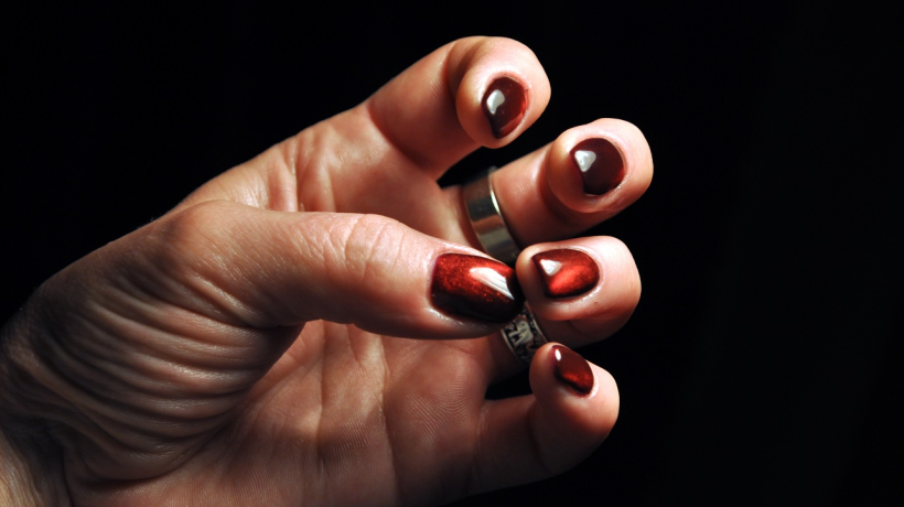 Velvet nails mění klasickou manikúru v sametový luxus