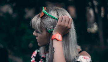 Péče o šedivé vlasy v roce 2026: Co má smysl řešit a co už ne