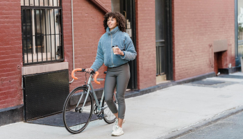 Legíny v roce 2026. Návrat nejpohodlnějšího kousku našeho šatníku, ale tentokrát v elegantní verzi