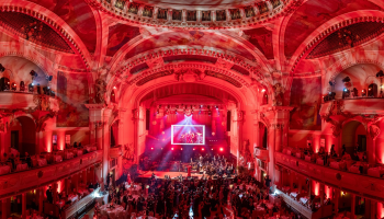 Hosté Česko-Slovenského plesu protančili noc v Obecním domě