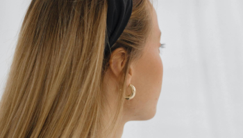 Čelenka je zpět. Nejžhavější trend jarní sezóny. Jak ji nosit, aby působila moderně