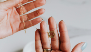 Šperk, který vypráví příběh aneb proč dnes nosíme šperky jinak než dřív