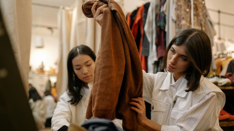 Fast fashion zpomaluje. Konflikt na Blízkém východě komplikuje dodávky oblečení do Evropy