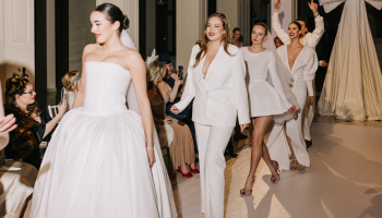 Debbie Brown představila první udržitelnou svatební kolekci pro „volnomyšlenkářské nevěsty“