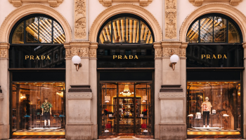 Prada Group uzavřela rok 2025 růstem a historickou akvizicí Versace