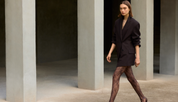 Krajkové punčocháče jsou zpět. Romantický trend, za který může seriál Bridgertonovi