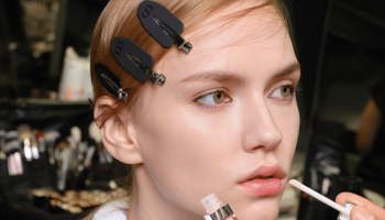 Pařížská lehkost podle Dior. Svěží pleť, jemné stopy černé linky a přirozeně lesklé rty