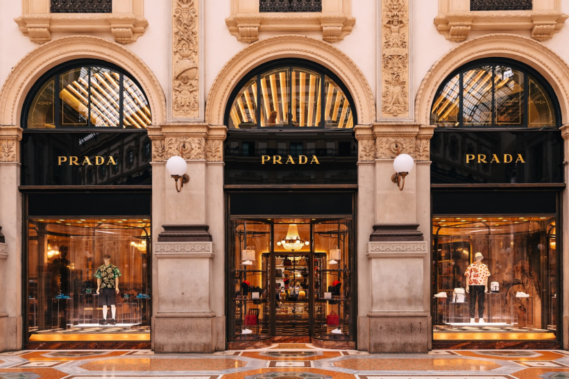 Prada Group uzavřela rok 2025 růstem a historickou akvizicí Versace