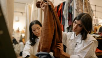 Fast fashion zpomaluje. Konflikt na Blízkém východě komplikuje dodávky oblečení do Evropy