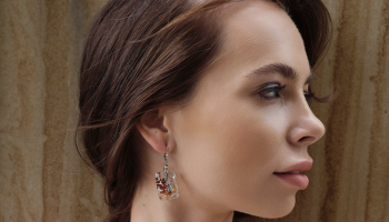 Jiřina Tauchmanová: Nadčasová ženskost, autorská práce se sklem a vlastní šicí dílna s výrobní kapacitou pro další značk