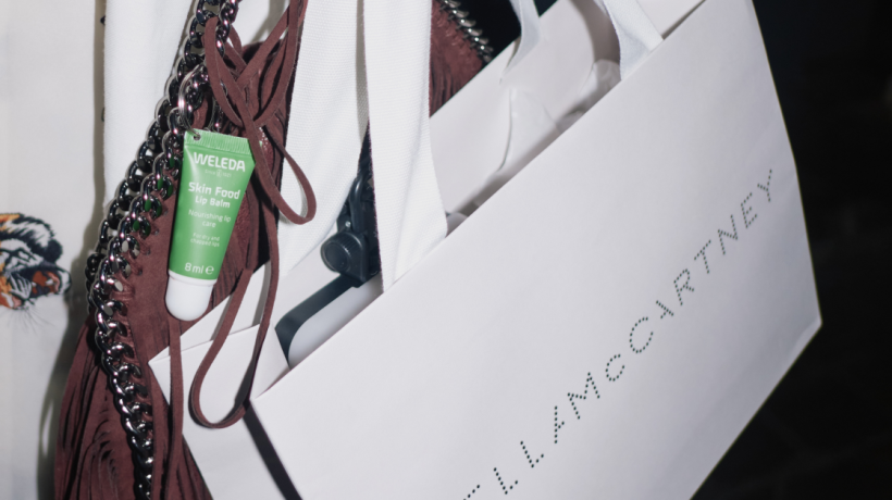 Stella McCartney propojila na Paris Fashion Week udržitelnou módu s přírodní péčí značky Weleda