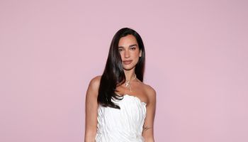 Tenhle jednoduchý look od Versace bude patřit k nejžádanějším, Dua Lipa ho už nosí