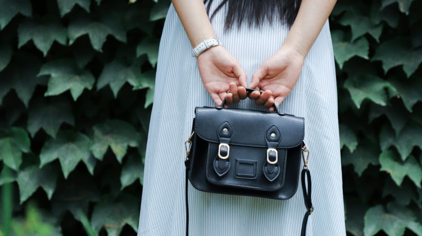 Teorie „špatné kabelky“: Stylingový trik, který promění každý outfit