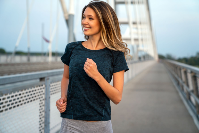 Jaké dámské tričko je nejlepší na sport a fitness? Průvodce materiály