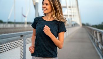 Jaké dámské tričko je nejlepší na sport a fitness? Průvodce materiály