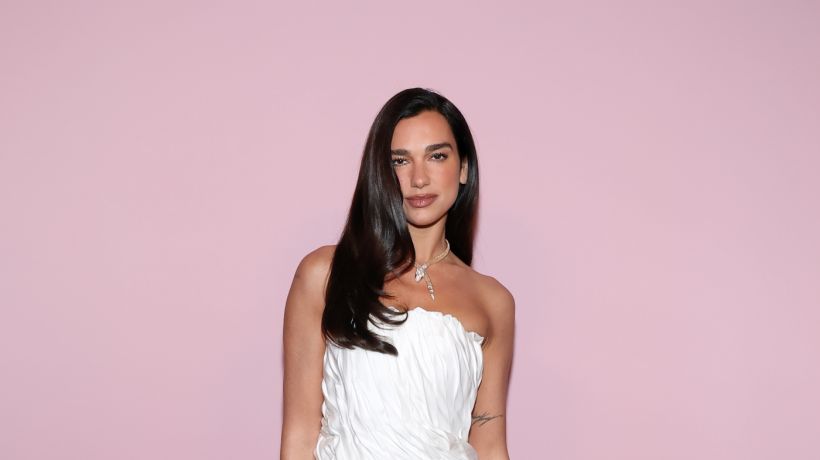 Tenhle jednoduchý look od Versace bude patřit k nejžádanějším, Dua Lipa ho už nosí