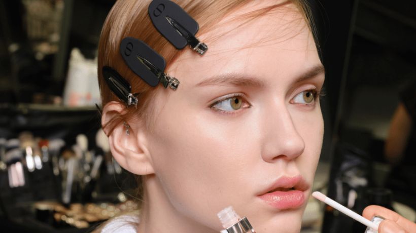 Pařížská lehkost podle Dior. Svěží pleť, jemné stopy černé linky a přirozeně lesklé rty