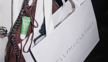 Stella McCartney propojila na Paris Fashion Week udržitelnou módu s přírodní péčí značky Weleda