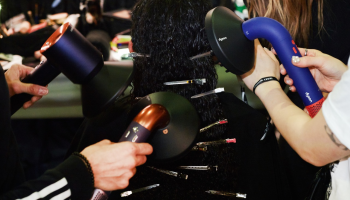 Když se móda a technologie potkají v zákulisí: Dyson na mole ISSEY MIYAKE