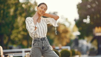 Šedá, růžová, bílá i hnědá? Džíny dostávají novou tvář