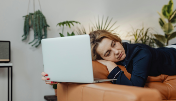 Jarní únava jinak. Co se skutečně děje v těle a jak to otočit ve svůj prospěch