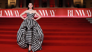 Anne Hathaway okouzlila Londýn. Premiéra filmu Ďábel nosí Pradu 2 přinesla návrat módní ikony