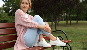 Jak si vytvořit dokonalý jarní outfit pomocí pohodlných tenisek a luxusní volnočasové módy?