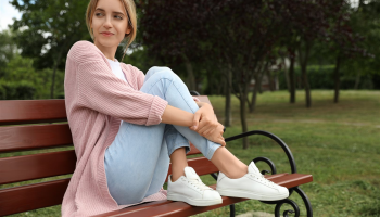 Jak si vytvořit dokonalý jarní outfit pomocí pohodlných tenisek a luxusní volnočasové módy?