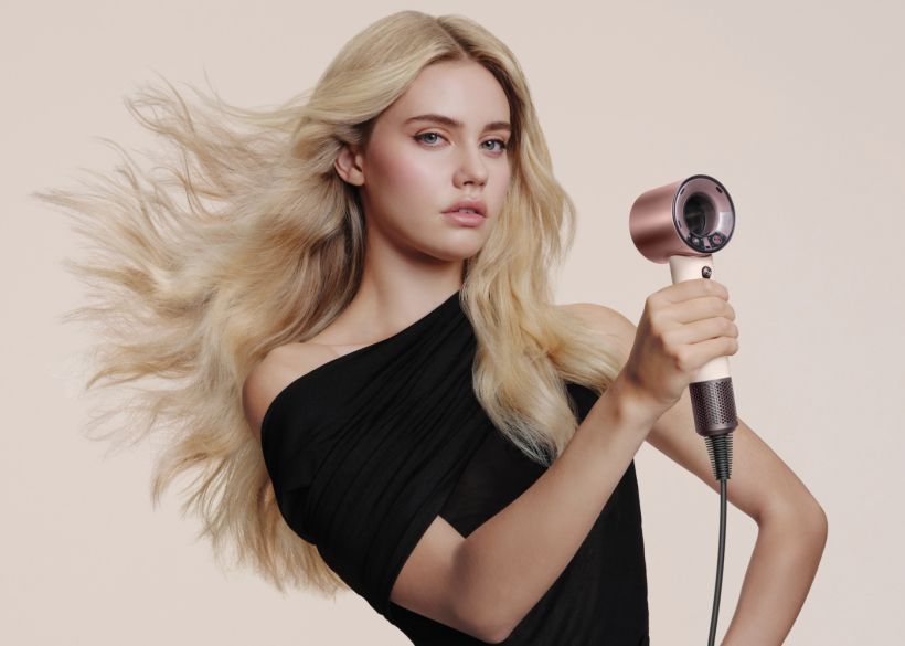 Dyson představuje Supersonic™ Travel:  O 32 % menší. O 25 % lehčí. A stále výkonný