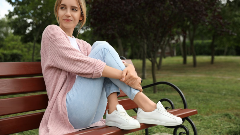 Jak si vytvořit dokonalý jarní outfit pomocí pohodlných tenisek a luxusní volnočasové módy?