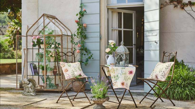 Tipy pro dokonalé letní zázemí od pohodlného posezení přes praktické detaily  až po dekorace plné kouzla