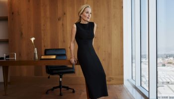 Gillian Anderson chválí ženy na ulici. Nová kampaň Marks & Spencer ukazuje, jakou sílu má jednoduché „To se mi líbí“