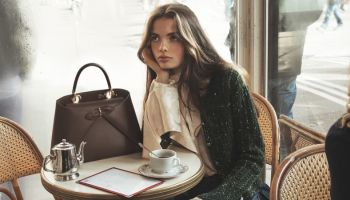 Dior Pre-Fall 2026 oslavuje „café girls“ a pařížskou eleganci všedního dne