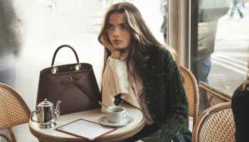 Dior Pre-Fall 2026 oslavuje „café girls“ a pařížskou eleganci všedního dne