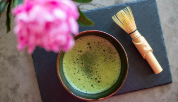 Matcha mánie: Proč zelený nápoj ovládl módu, wellness i Instagram