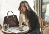 Dior Pre-Fall 2026 oslavuje „café girls“ a pařížskou eleganci všedního dne