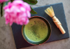 Matcha mánie: Proč zelený nápoj ovládl módu, wellness i Instagram