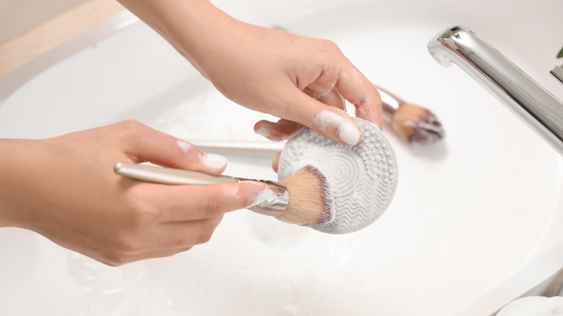 Jak správně čistit štětce na make-up? Beauty krok, který většina žen podceňuje