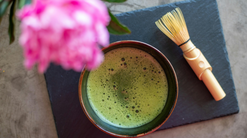 Matcha mánie: Proč zelený nápoj ovládl módu, wellness i Instagram