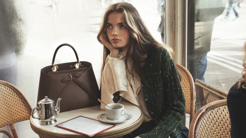 Dior Pre-Fall 2026 oslavuje „café girls“ a pařížskou eleganci všedního dne