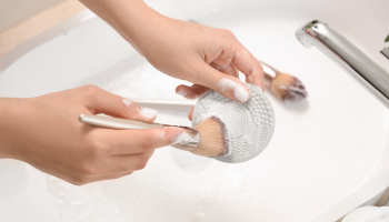 Jak správně čistit štětce na make-up? Beauty krok, který většina žen podceňuje