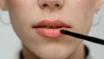 Zapomeňte na matné rtěnky. Transparentní lesky na rty a růžové tóny patří letošnímu létu