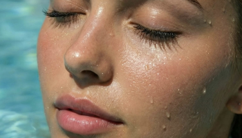 Letní beauty radar. K18 zachraňuje blond, MAC sází na glow efekt a neuropeptidy od Perricone MD se postarají o vaši pleť