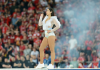 Dua Lipa má nový status vdané ženy. Její styl ale zůstává stejně odvážný. Těchto 5 outfitů můžete nosit i vy