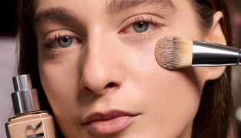 Dior vrací do hry zelené oční stíny a ukazuje nejkrásnější beauty trend nové sezóny